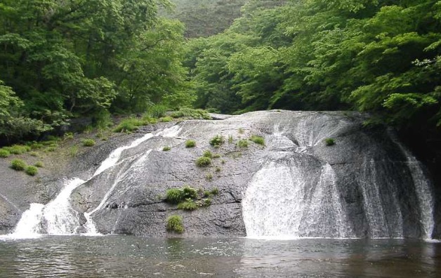 横幅の広い珍しい滝「釜淵の滝」